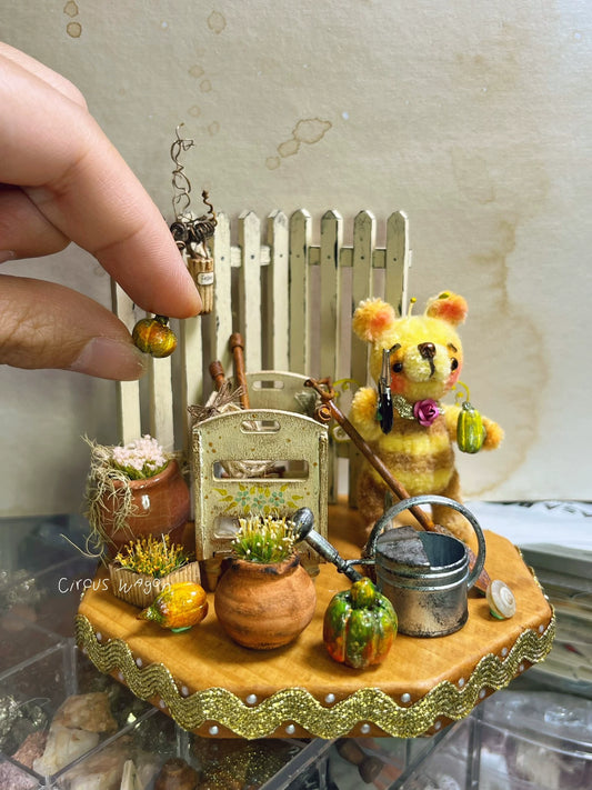 Casa de muñecas con oso y abeja trabajadora en miniatura a escala 1:12
