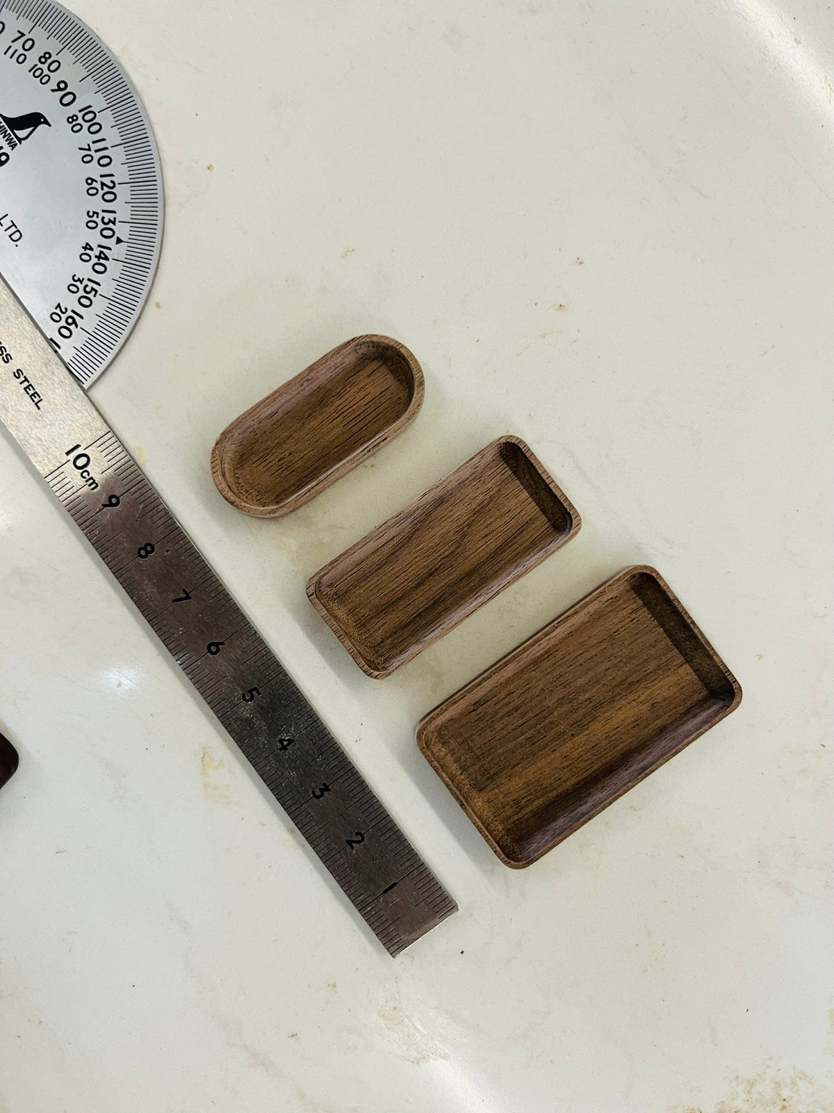 Petits plateaux miniatures en bois massif de noyer noir d'Amérique du Nord