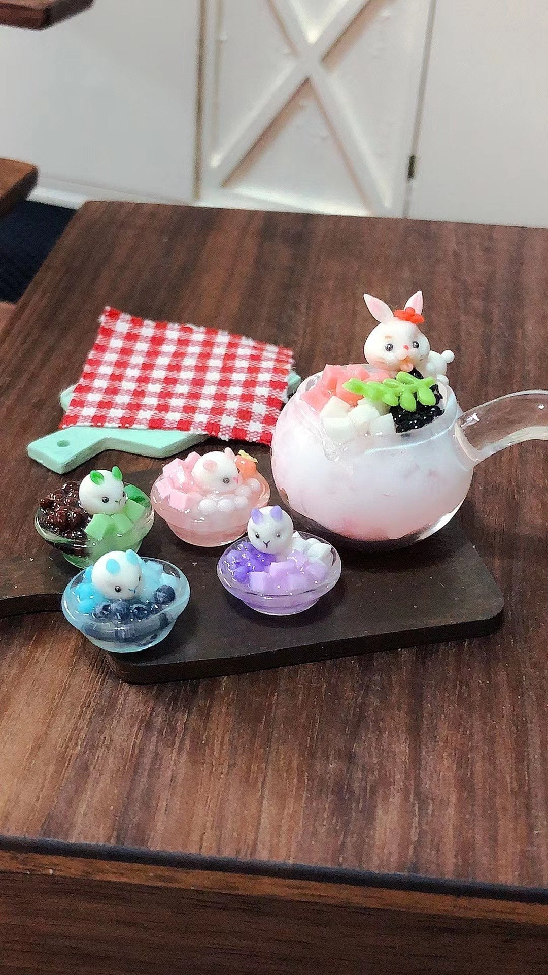 Casa de muñecas en miniatura de pastelería a escala 1:12 con pasteles de arcilla personalizados y exhibición de postres.