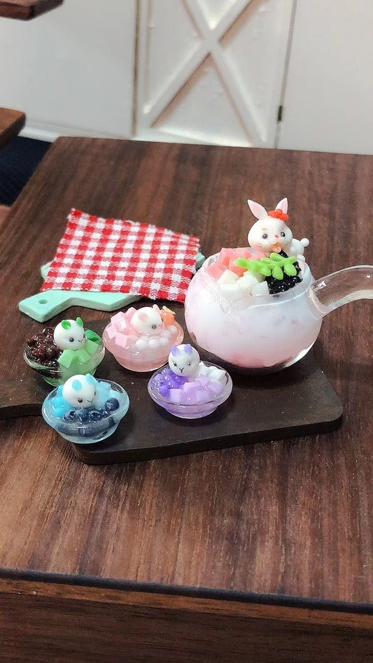Casa de muñecas en miniatura de pastelería a escala 1:12 con pasteles de arcilla personalizados y exhibición de postres.
