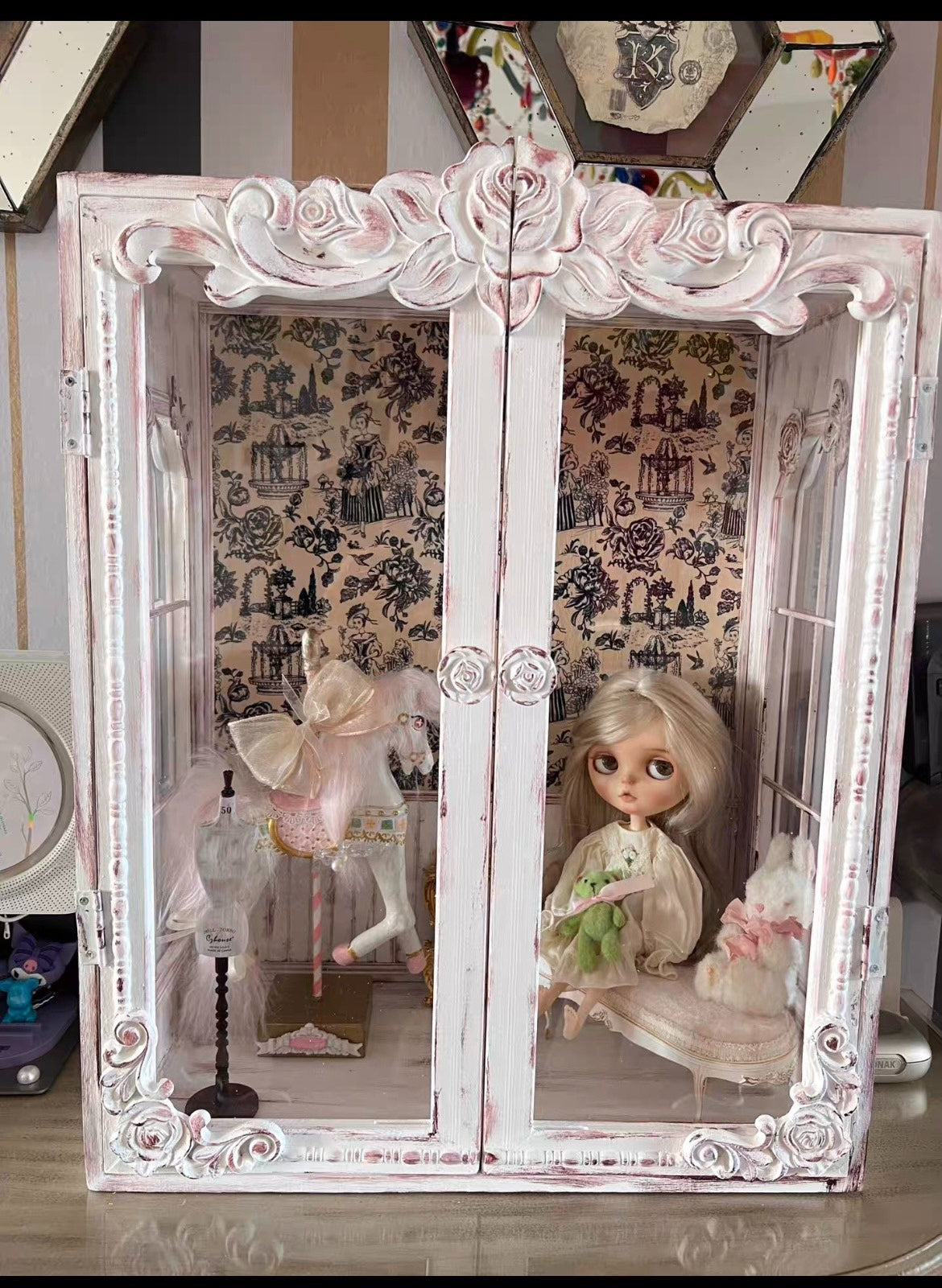 Vitrine de maison de poupée personnalisable à l'échelle 1:6 avec motif rose rétro pour meubles miniatures de poupée Blythe