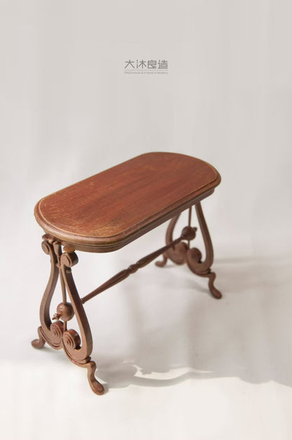 Mesa auxiliar victoriana a escala 1:6, mueble en miniatura para casa de muñecas.