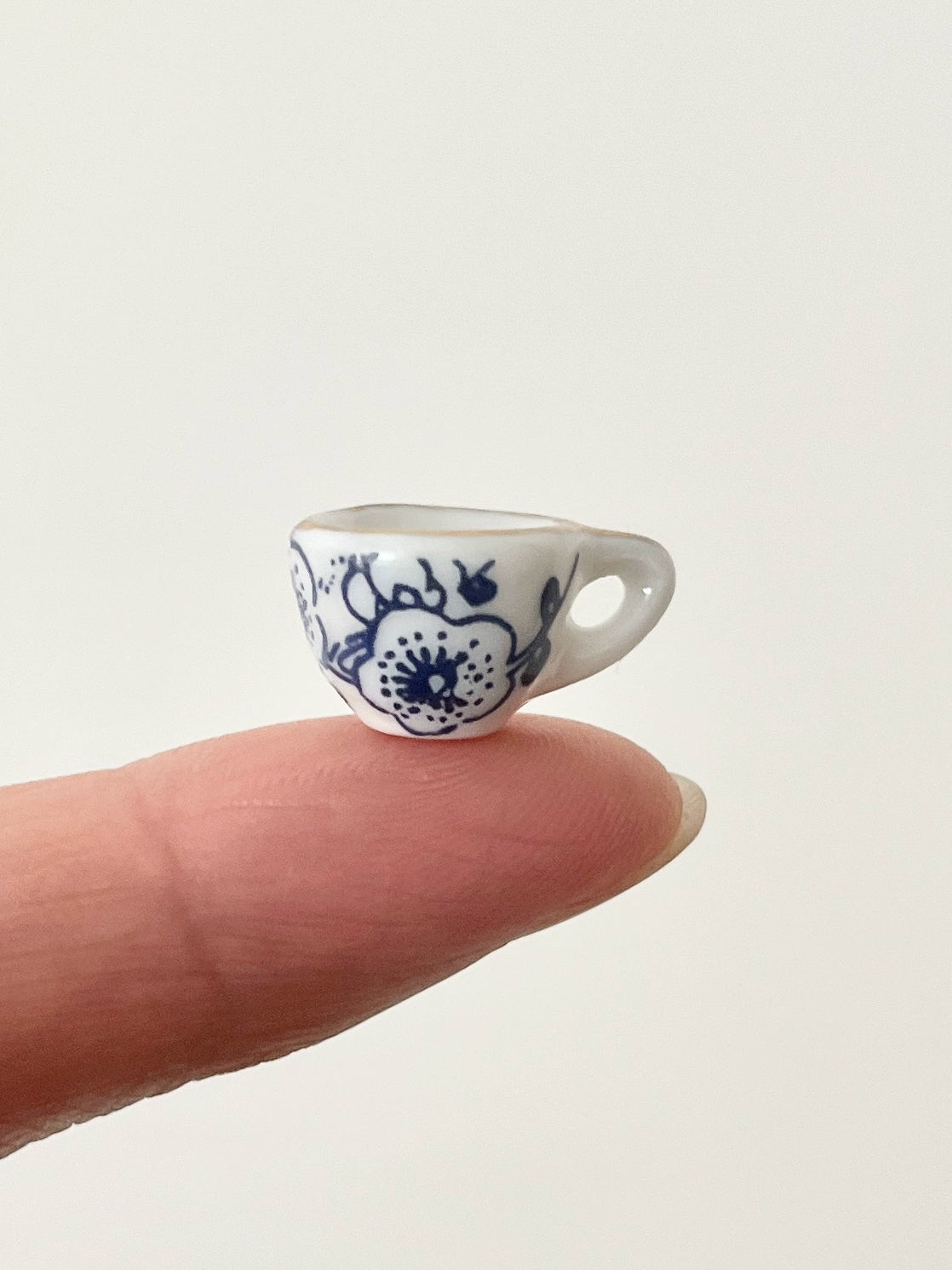 Caja ciega para casa de muñecas en miniatura a escala 1:12, accesorios OB11, juego de simulación de comida en miniatura, taza de cerámica dorada pintada a mano