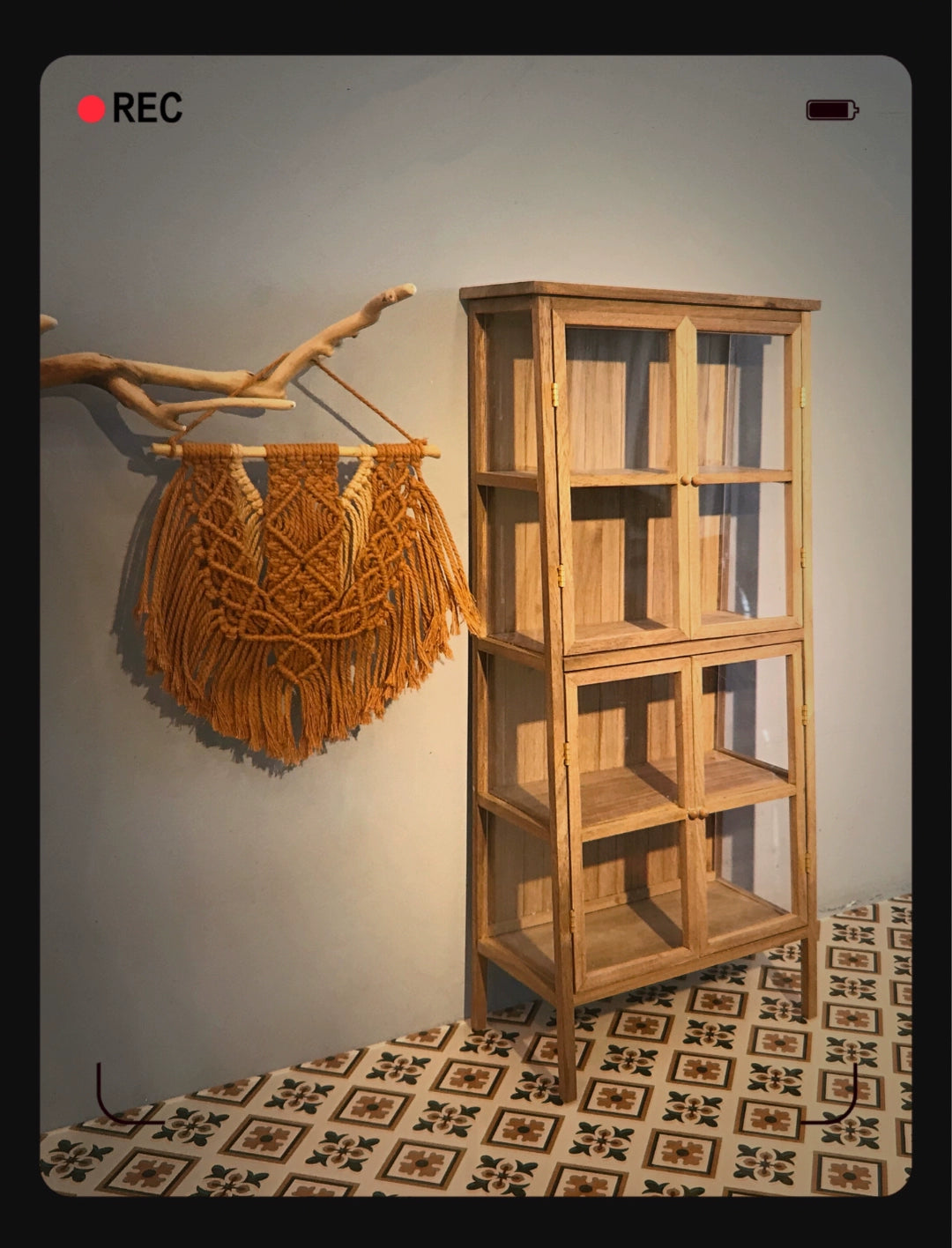Mueble para casa de muñecas en miniatura de nogal con gabinete trapezoidal vintage a escala 1:6