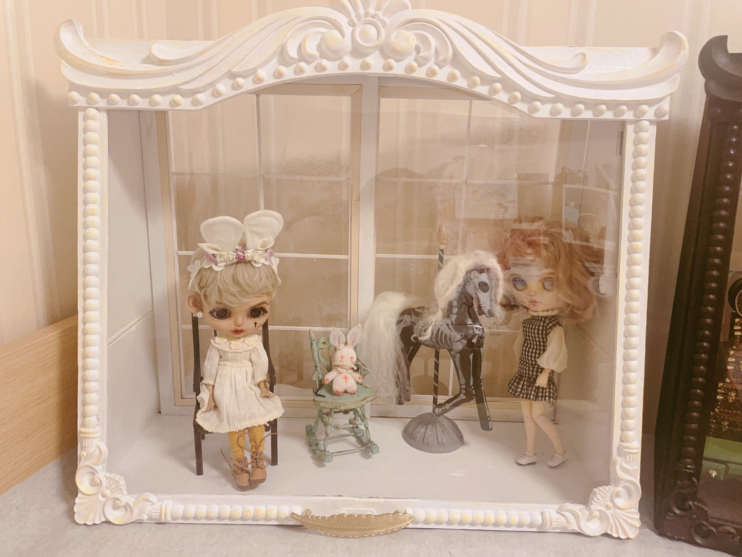 Vitrina blanca a escala 1:12, muebles en miniatura para casa de muñecas, ideal para colección de muñecas.