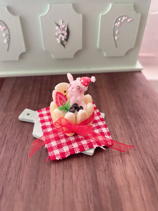 Escena de casa de muñecas en miniatura de pastelería de arcilla a escala 1:12 con comida y postres en miniatura de estilo caricatura.