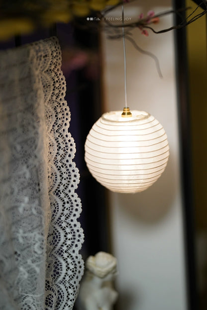 Décoration de maison de poupée miniature à l'échelle 1:6 - Poupée en coton rétro de style japonais et figurine militaire Wabi Sabi avec lampe boule suspendue