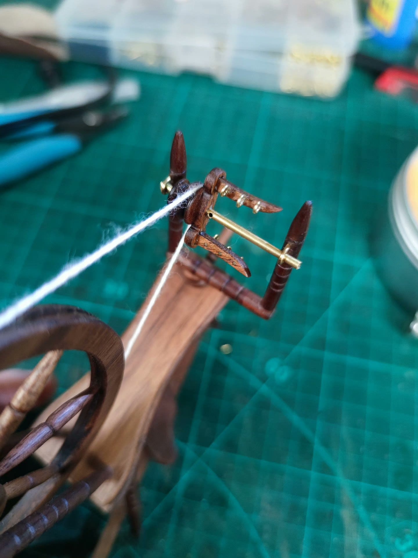 Muebles de casa de muñecas en miniatura a escala 1:6 con rueca