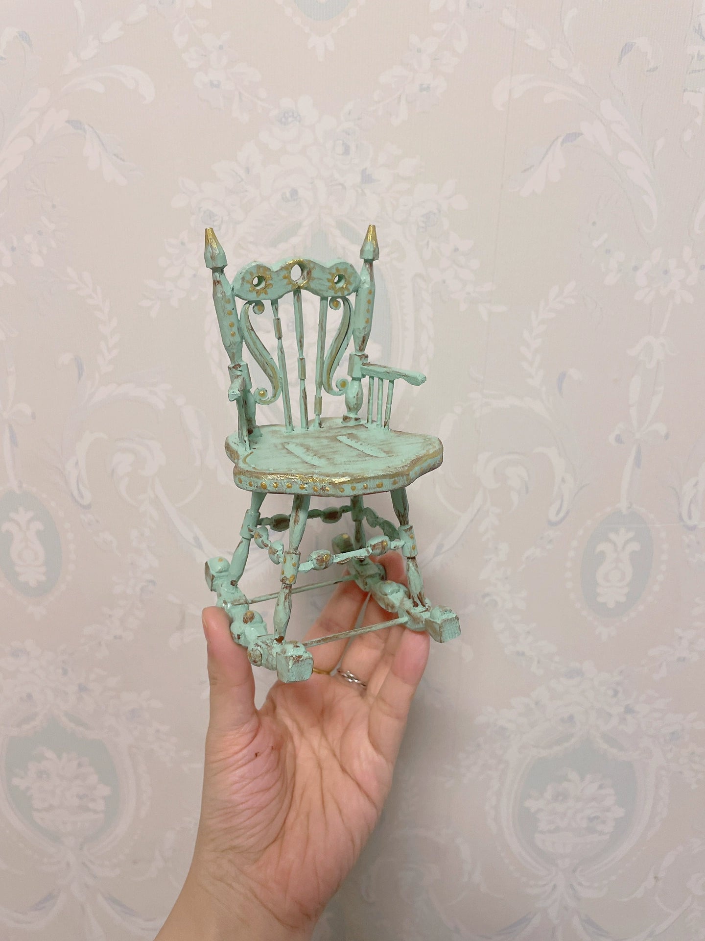 Mecedora de madera verde gótica vintage a escala 1:6, muebles en miniatura para casa de muñecas, ideal para sala de estar.