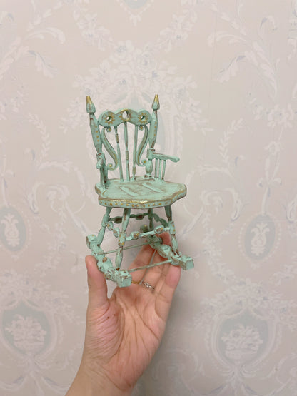 Mecedora de madera verde gótica vintage a escala 1:6, muebles en miniatura para casa de muñecas, ideal para sala de estar.