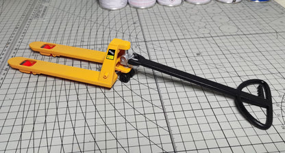 Scène de garage miniature RC à l'échelle 1:10 avec modèle de chariot élévateur de simulation pour l'affichage de voitures d'escalade