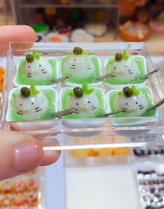 Escena de pastelería de casa de muñecas Tangyuan con león marino de arcilla en miniatura a escala 1:12 con pasteles en miniatura