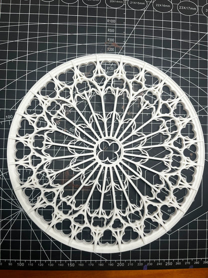 Vitral gótico a escala 1:6, impreso en 3D, tamaño ajustable, accesorio para casa de muñecas en miniatura.