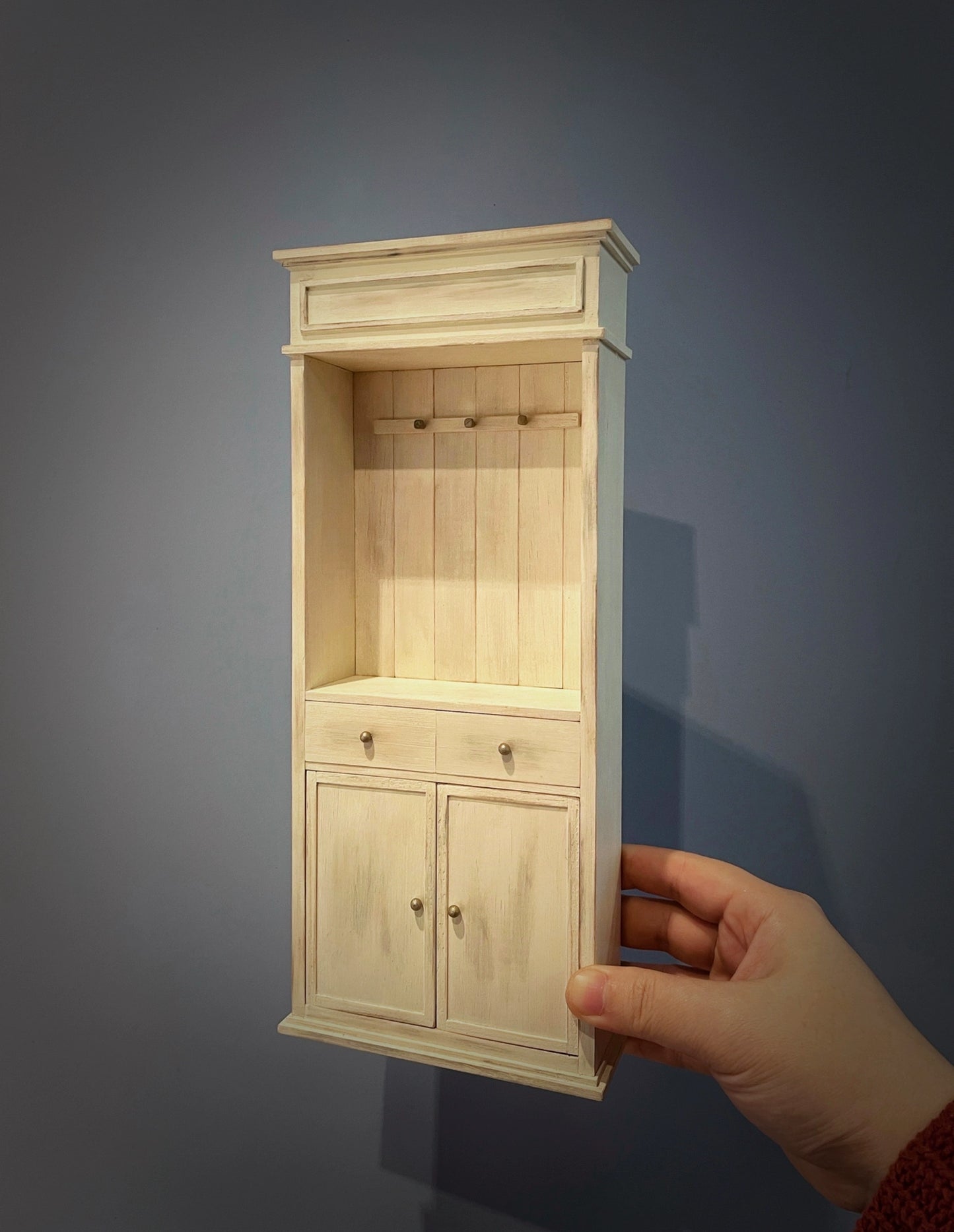 Muebles de casa de muñecas en miniatura con gabinete desgastado blanco a escala 1:6
