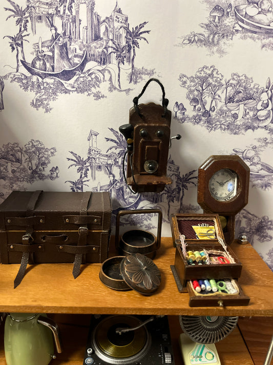 Casa de muñecas en miniatura a escala 1:12: reloj de pared vintage, teléfono retro y accesorios de colección antiguos.