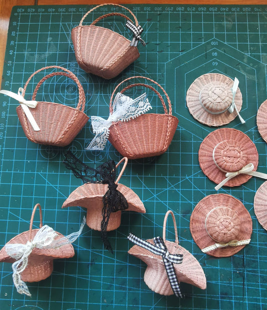 1:6 Scale Miniature Woven Basket With Bow And Hat For Dollhouse Accessories OB11 Blythe Doll