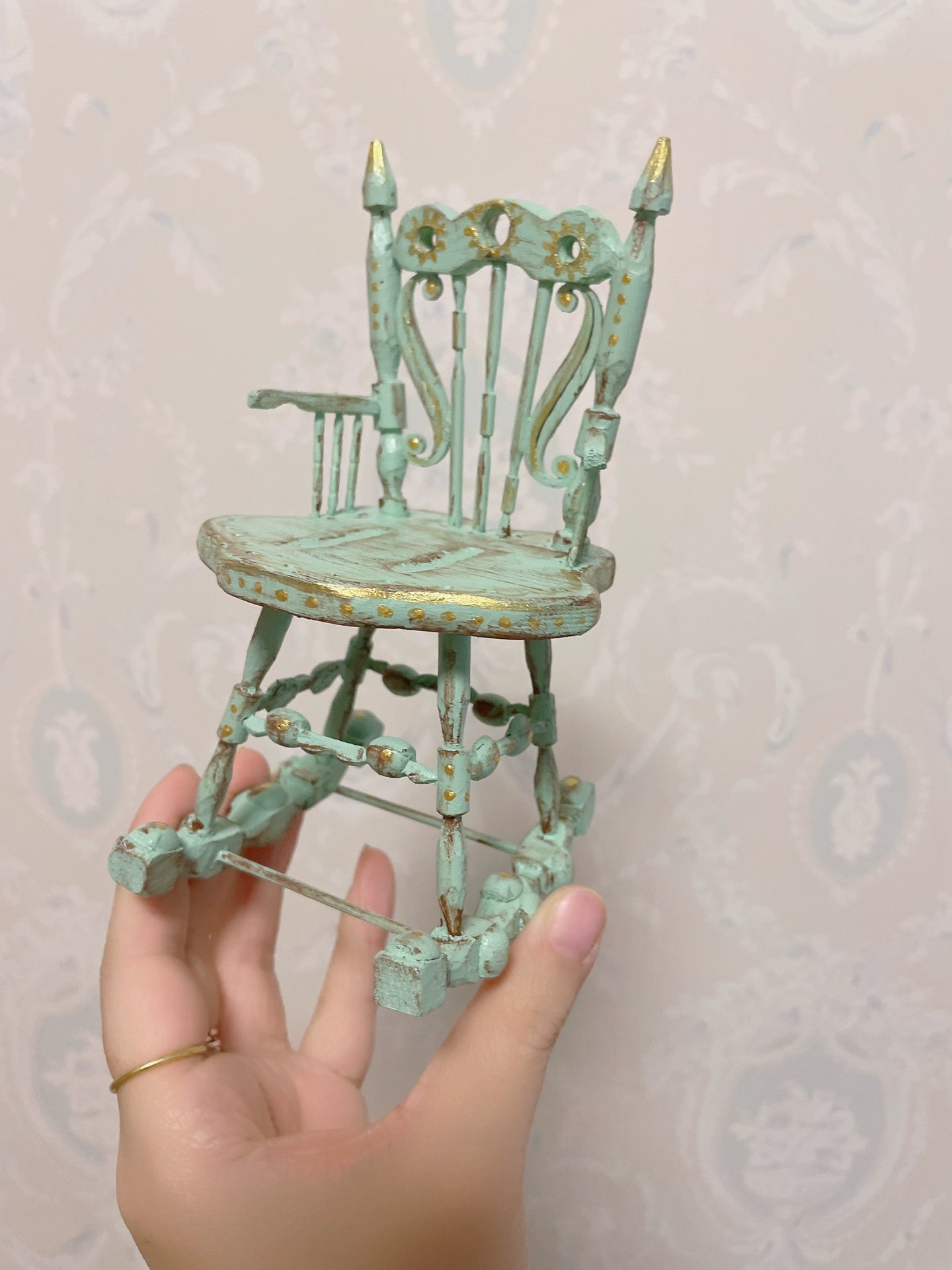 Mecedora de madera verde gótica vintage a escala 1:6, muebles en miniatura para casa de muñecas, ideal para sala de estar.