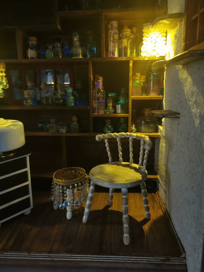 Silla de madera a escala 1:6, muebles de casa de muñecas en miniatura, taburete antiguo para muñecas Blythe