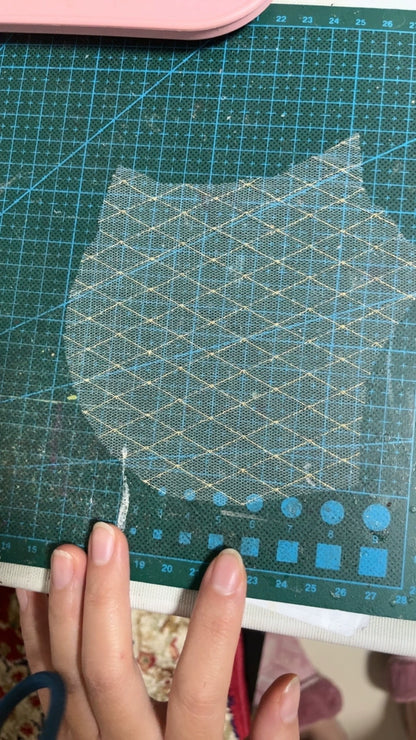 Tela de organza de malla con patrón de rombos de hilo dorado en color albaricoque