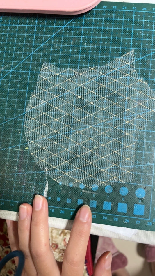 Tela de organza de malla con patrón de rombos de hilo dorado en color albaricoque