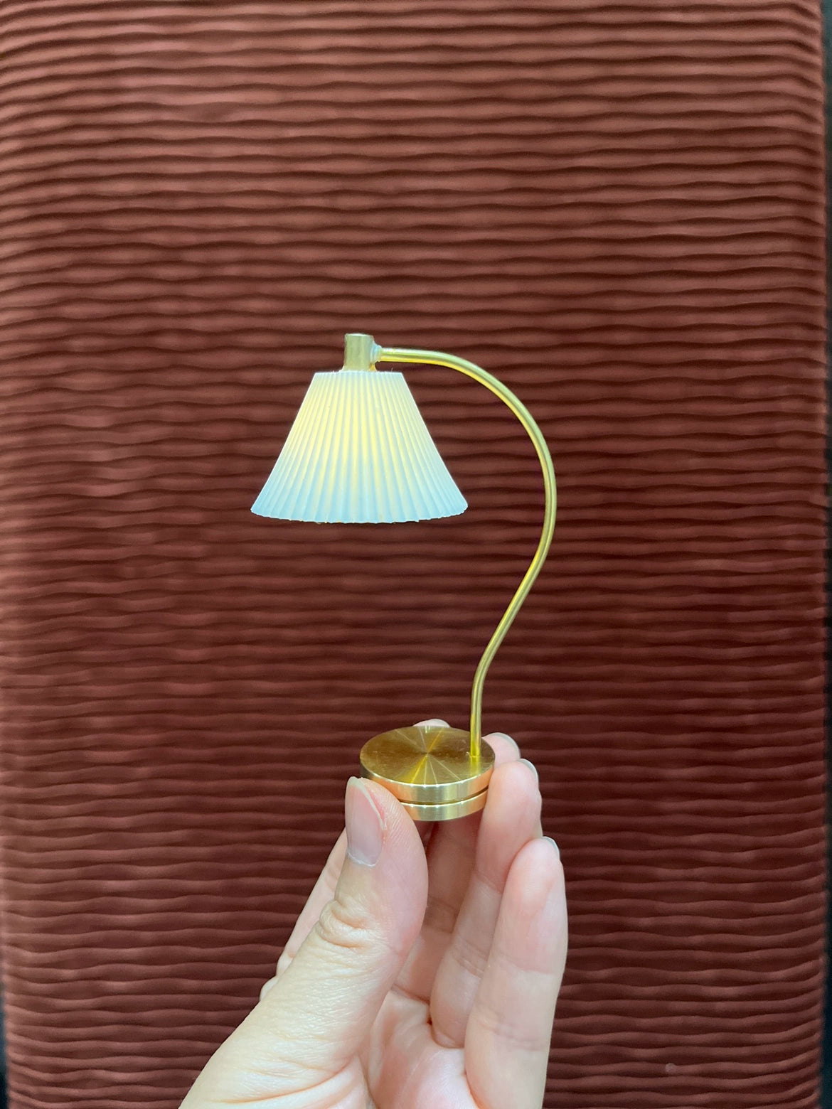 Lampe de table plissée crème à l'échelle 1:6, meuble miniature pour maison de poupée, décoration BJD Blythe, éclairage commutable sans fil