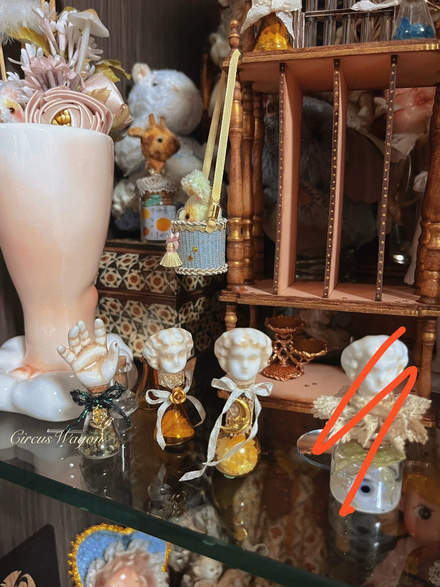 Botella de casa de muñecas en miniatura a escala 1:12 con cabeza y mano de muñeca