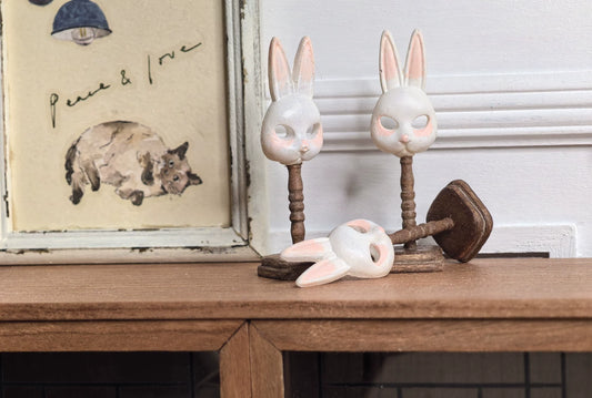 Máscara de conejo en miniatura a escala 1:12, base de madera, figura de exhibición, decoración para casa de muñecas