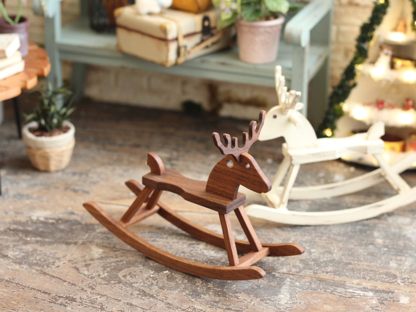 Caballo pequeño de madera con asta de nogal negro macizo, producto terminado
