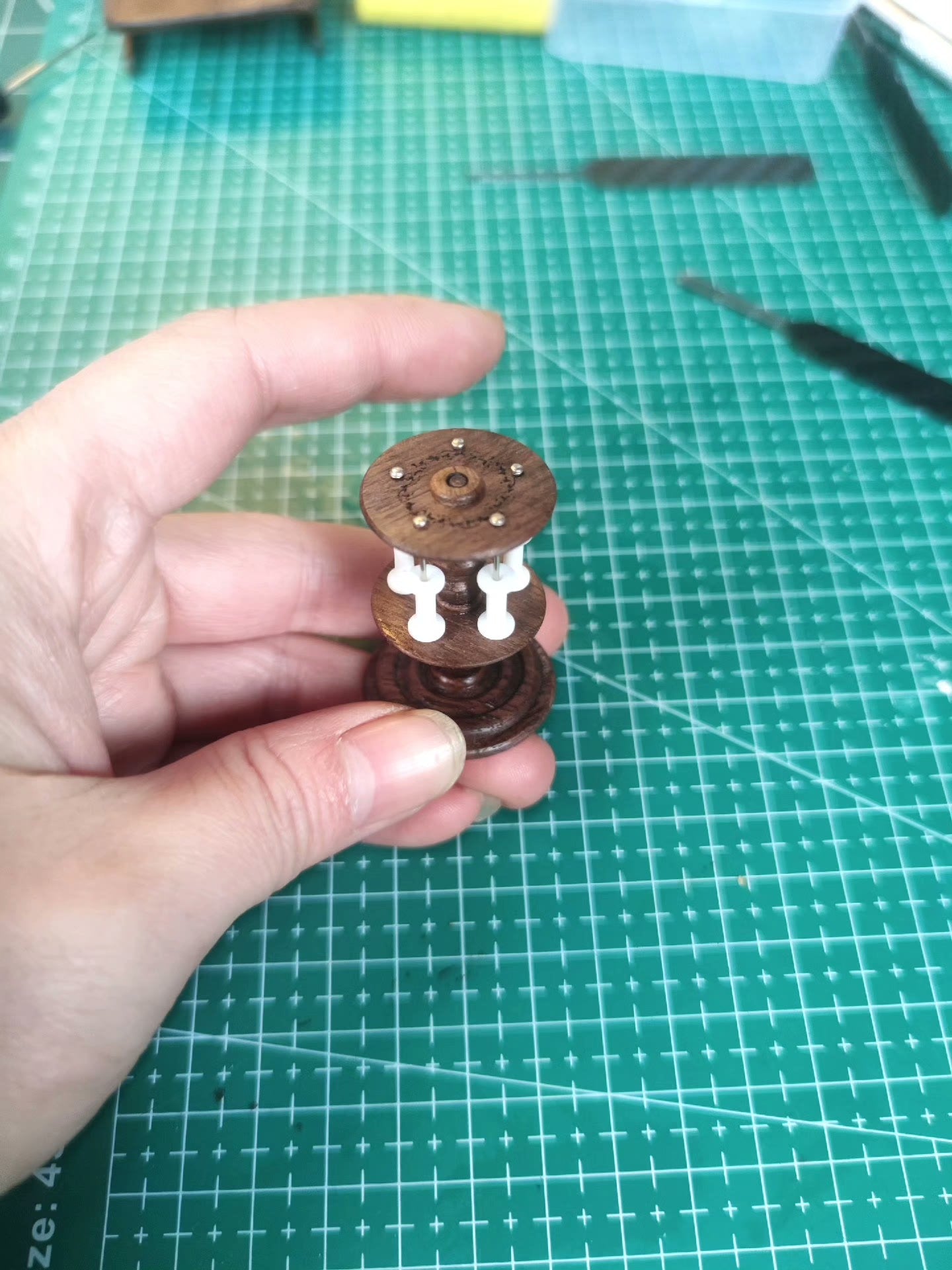 Meubles miniatures pour maison de poupée à l'échelle 1:6, atelier de couture, support de bobines en noyer