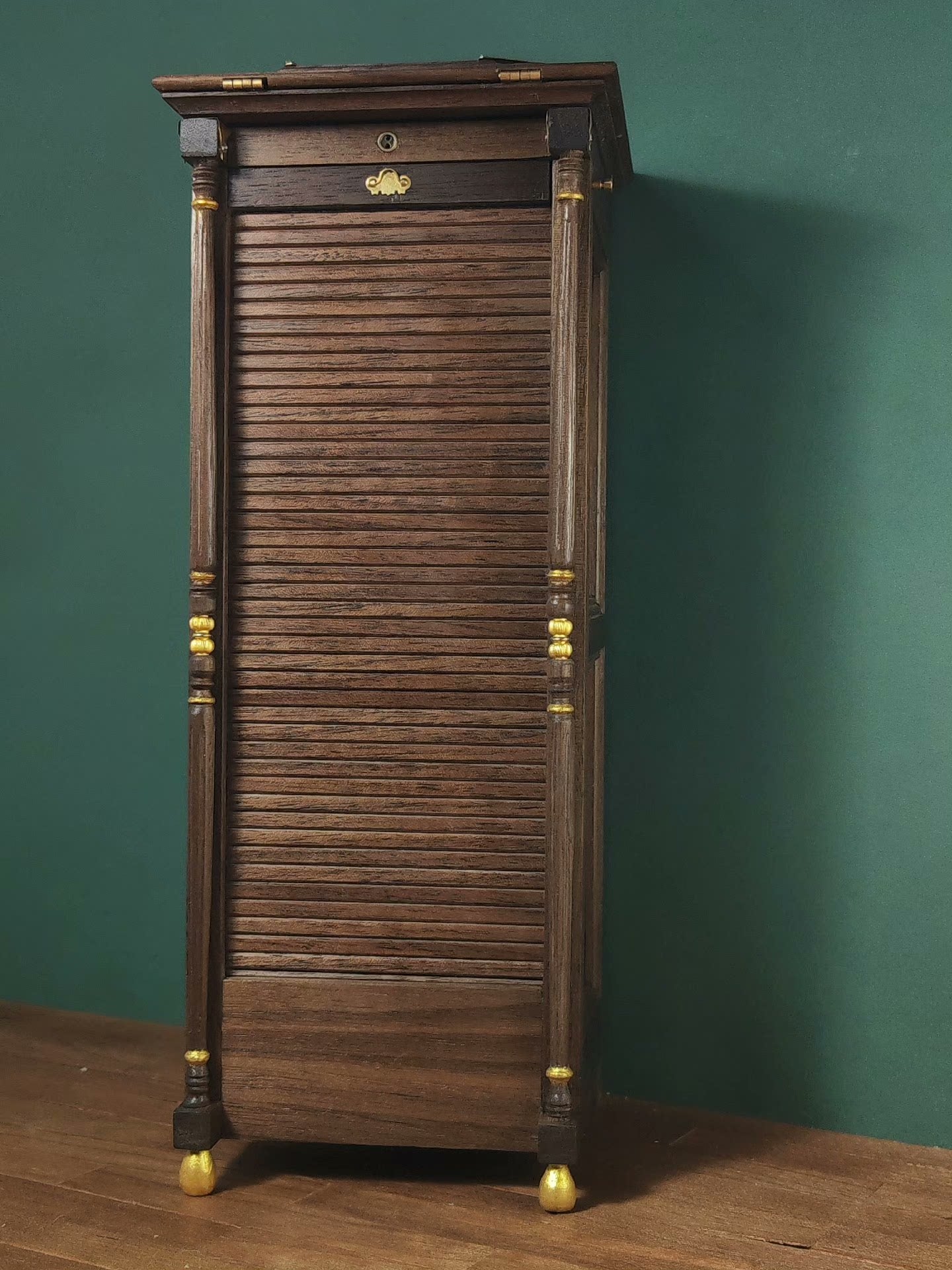 Cabinet dentaire miniature de style Eastlake à l'échelle 1:6 pour maison de poupée Blythe