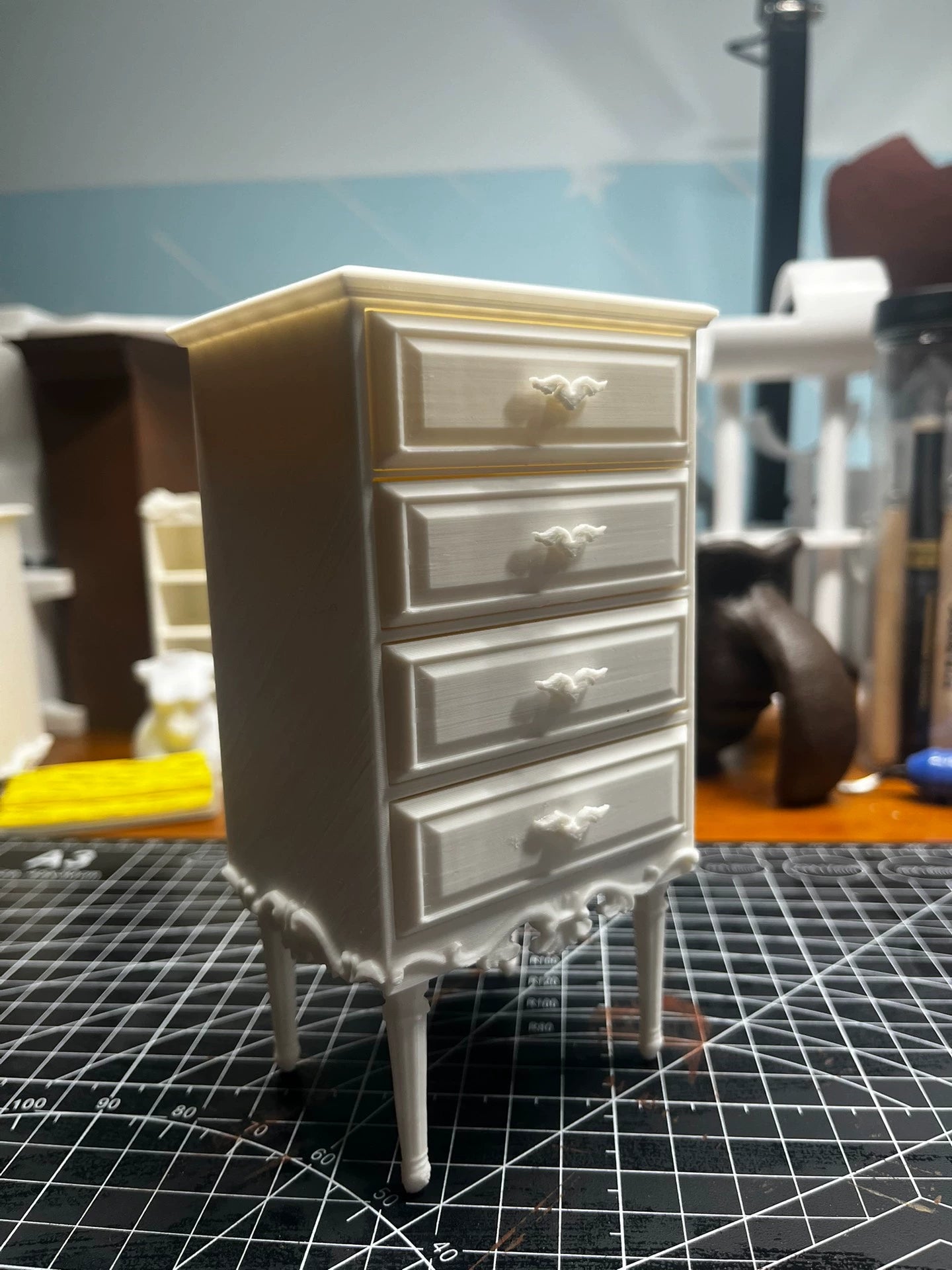 Mueble de madera con cajones a escala 1:6 para casa de muñecas en miniatura