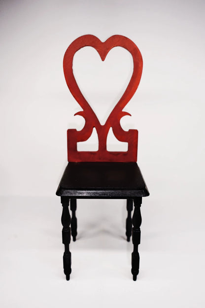 Silla gótica a escala 1:6, muebles de casa de muñecas en miniatura, hechos a mano y pintados.