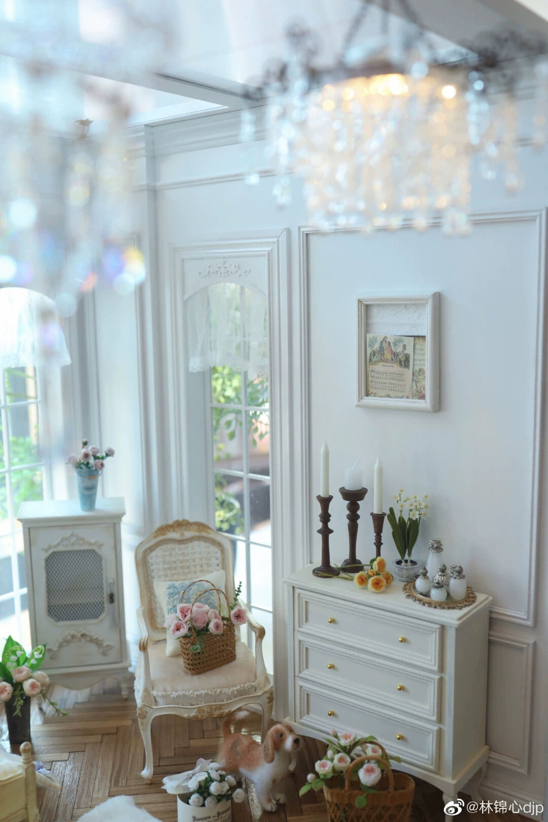 Meuble miniature vintage blanc à trois tiroirs pour maison de poupée, échelle 1:6