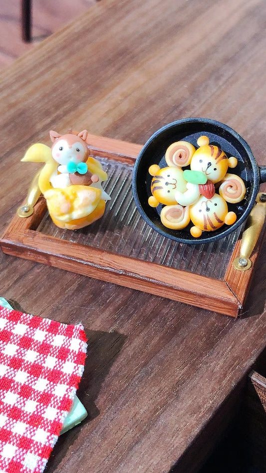 Escena de casa de muñecas en miniatura de pastelería a escala 1:6 con pastel de arcilla estilo caricatura y comida en miniatura
