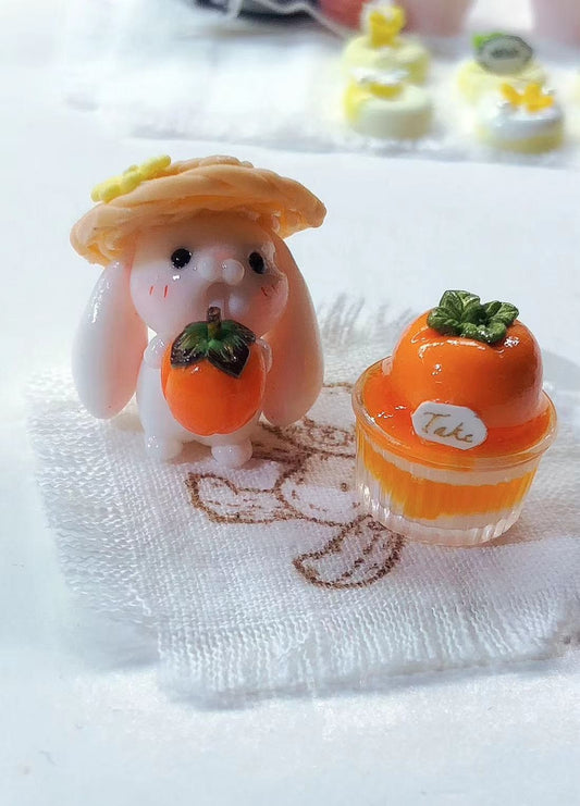 Escena de casa de muñecas en miniatura de pastelería a escala 1:12 con postres de arcilla y accesorios de comida en miniatura.