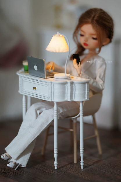 Lampe de table plissée crème à l'échelle 1:6, meuble miniature pour maison de poupée, décoration BJD Blythe, éclairage commutable sans fil