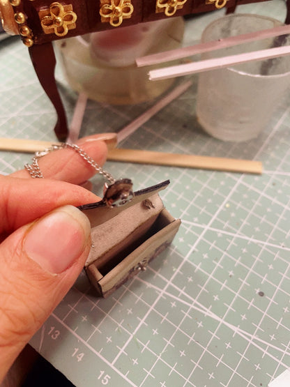 Bolso de diseño en miniatura a escala 1:12, diseño floral y liso de Dionisio para casa de muñecas.