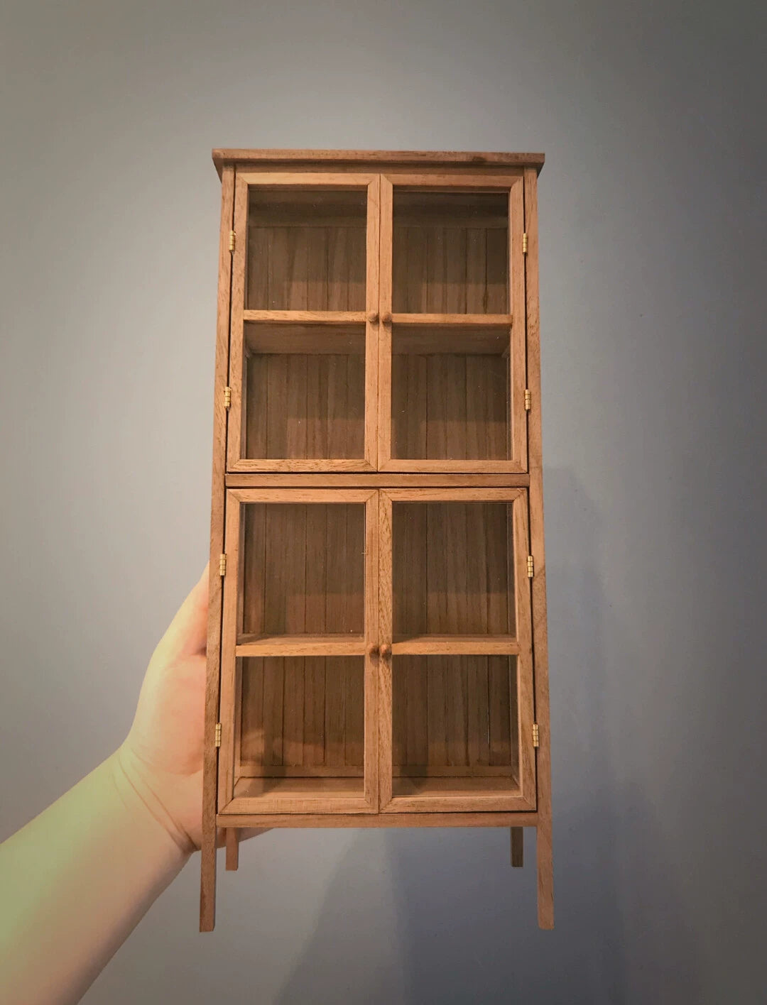 Mueble para casa de muñecas en miniatura de nogal con gabinete trapezoidal vintage a escala 1:6