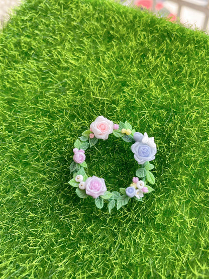 Corona de flores de arcilla en miniatura a escala 1:12, accesorio para casa de muñecas, escena en miniatura