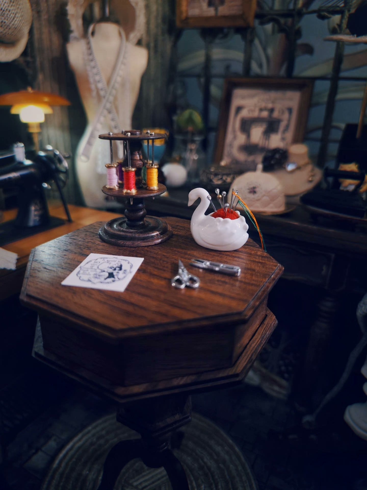 Mesa de costura vintage a escala 1:6, muebles para casa de muñecas en miniatura