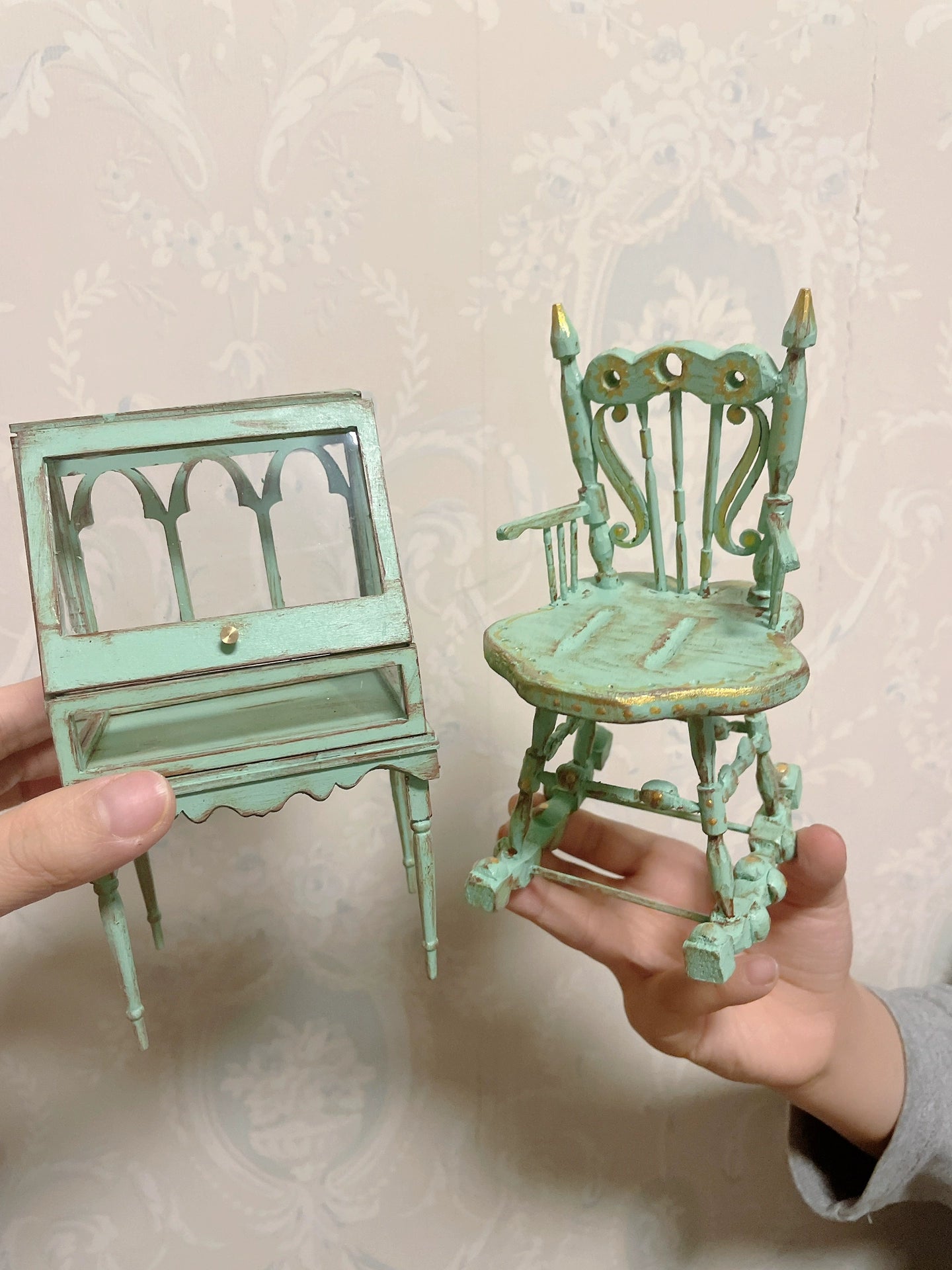 Mecedora de madera verde gótica vintage a escala 1:6, muebles en miniatura para casa de muñecas, ideal para sala de estar.