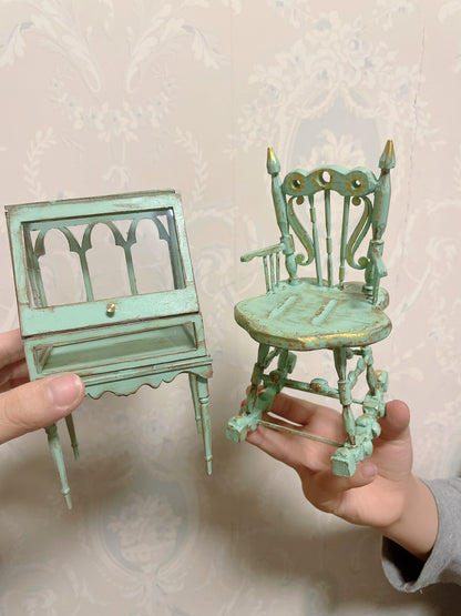 Mecedora de madera verde gótica vintage a escala 1:6, muebles en miniatura para casa de muñecas, ideal para sala de estar.