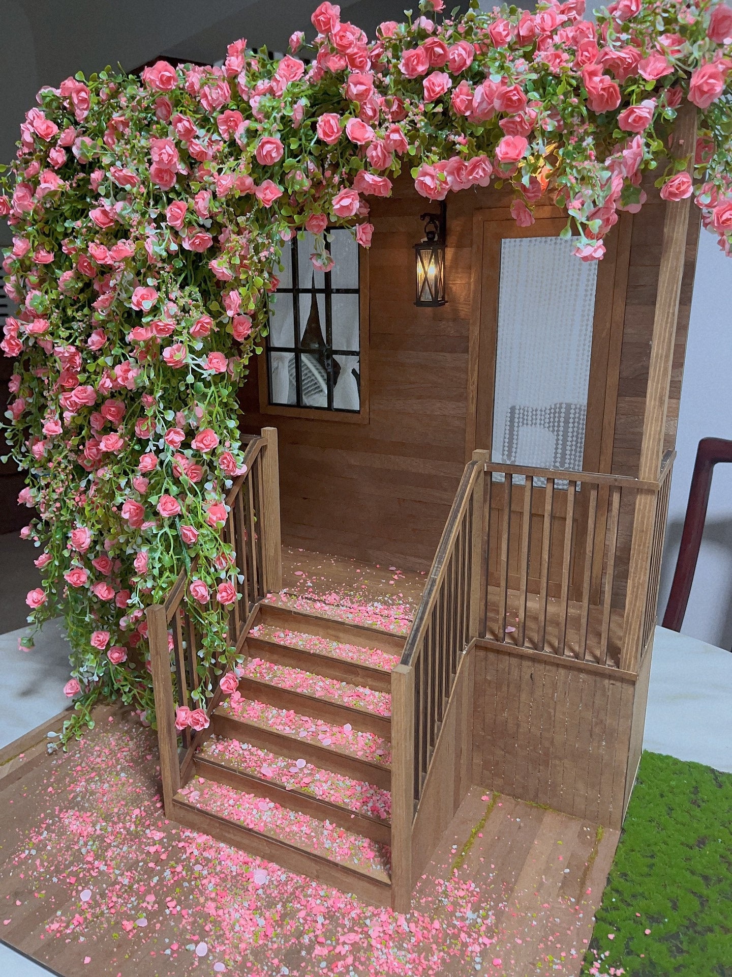 1:6 Scale Miniature Dollhouse With Rose Themed Photography Scene