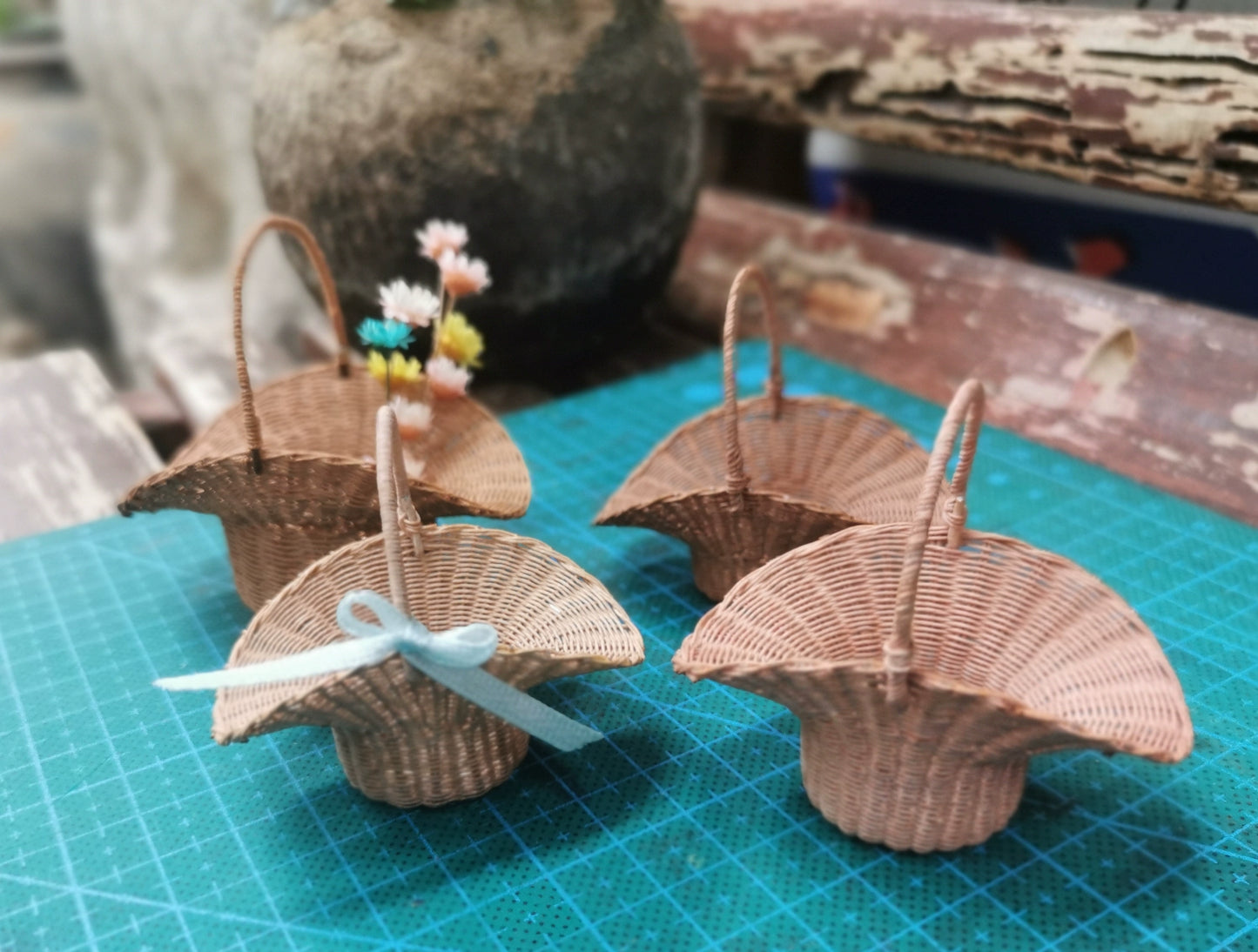 1:12 Scale Miniature Woven Flower Basket Small Handbag For Dollhouse BJD OB11 5cm Height