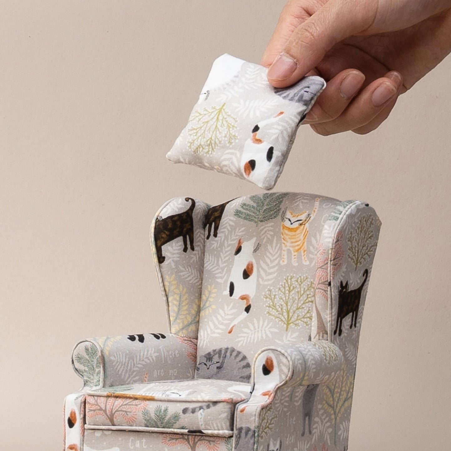 Fauteuil en tissu floral à thème chat échelle 1:6, meubles miniatures pour maison de poupée