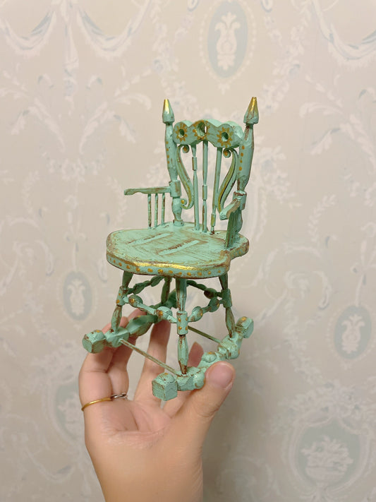 Mecedora de madera verde gótica vintage a escala 1:6, muebles en miniatura para casa de muñecas, ideal para sala de estar.