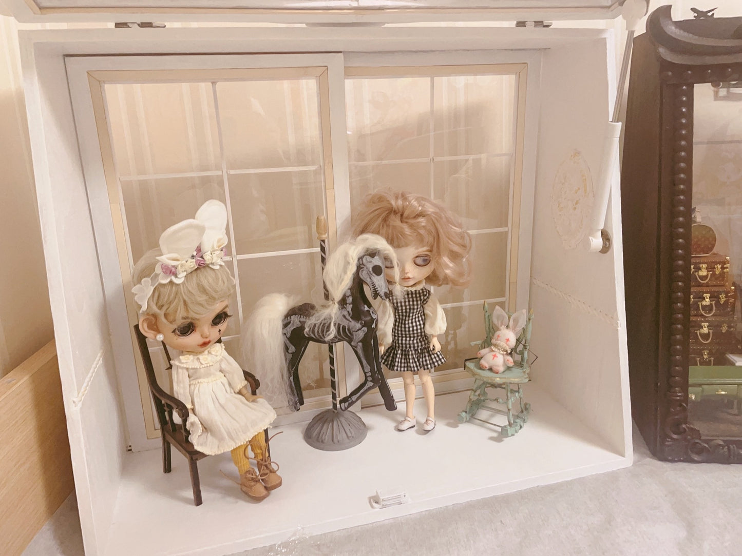 Vitrina blanca a escala 1:12, muebles en miniatura para casa de muñecas, ideal para colección de muñecas.