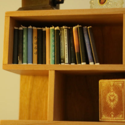 Bibliothèque en bois miniature à l'échelle 1:12 pour maison de poupée