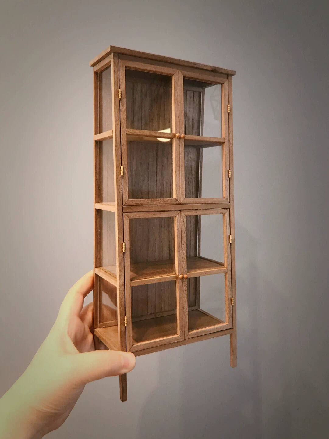 Mueble para casa de muñecas en miniatura de nogal con gabinete trapezoidal vintage a escala 1:6