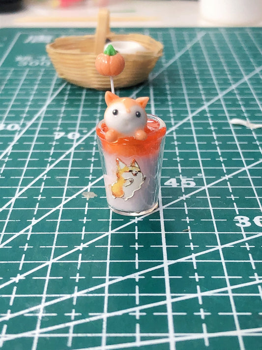 Accesorio para casa de muñecas de arcilla en miniatura Shiba Inu con bebida a escala 1:12